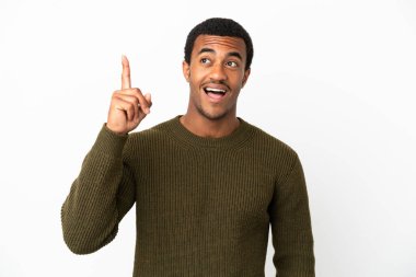 İzole edilmiş beyaz arka planda yaşayan Afro-Amerikalı yakışıklı bir adam parmağını kaldırarak çözümü anlamaya çalışıyor.