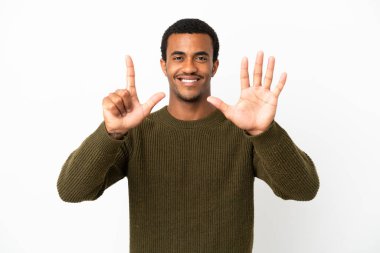 İzole edilmiş beyaz arka planda Afro-Amerikalı yakışıklı adam parmaklarıyla yediyi sayıyor