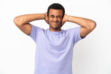 İzole edilmiş beyaz arka plandaki Afro-Amerikalı yakışıklı adam hayal kırıklığına uğramış ve kulaklarını kapatmış