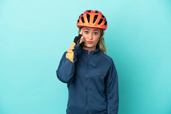Genç Bisikletçi Kadın Mavi Arka Planda Izole Edilmiş Bir Fikir — Stok fotoğraf