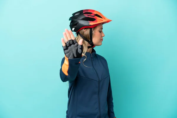 Mavi Arka Planda Izole Edilmiş Genç Bisikletçi Kadın Dur Hareketi — Stok fotoğraf
