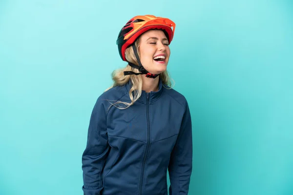 Jonge Fietser Vrouw Geïsoleerd Blauwe Achtergrond Lachen — Stockfoto