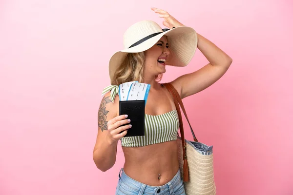 Jovem Brasileira Maiô Férias Verão Isolada Fundo Rosa Percebeu Algo — Fotografia de Stock