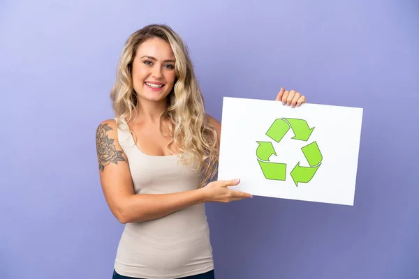 Jonge Braziliaanse Vrouw Geïsoleerd Paarse Achtergrond Met Een Bordje Met — Stockfoto