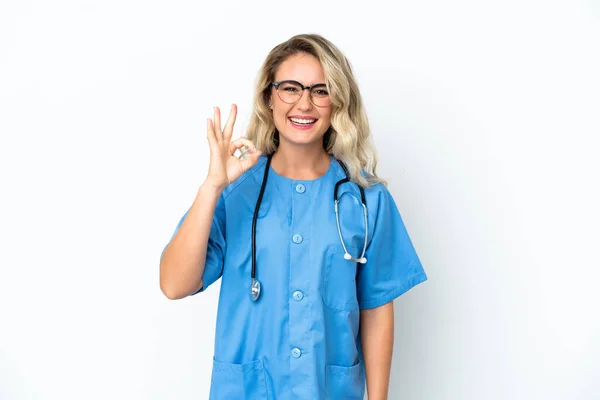 Brazylijski Chirurg Lekarz Kobieta Odizolowanym Tle Pokazuje Znak Palcami — Zdjęcie stockowe
