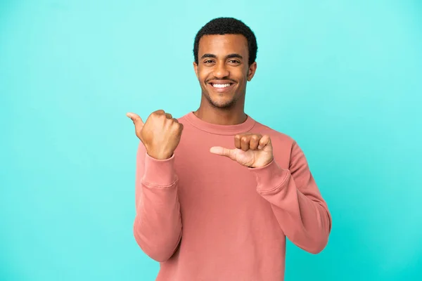 Afro Americano Bonito Homem Isolado Azul Fundo Apontando Para Lado — Fotografia de Stock