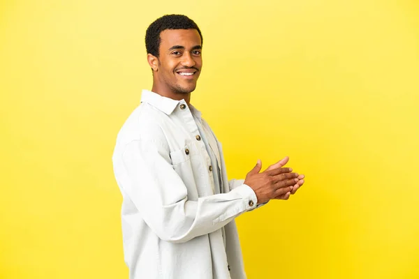 Afro Americano Bonito Homem Isolado Amarelo Fundo Aplaudindo — Fotografia de Stock