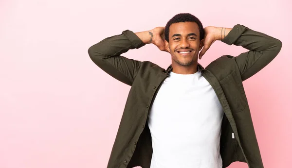 美国黑人男子在复制空间粉红背景笑 — 图库照片