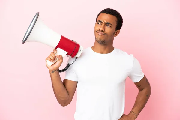 Afro Américain Bel Homme Sur Fond Rose Isolé Tenant Mégaphone — Photo