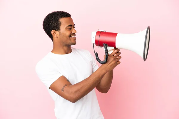 Afro Americano Bonito Homem Isolado Rosa Fundo Gritando Através Megafone — Fotografia de Stock