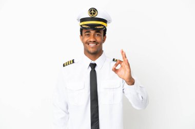 İzole edilmiş beyaz arka plan üzerinde afro-amerikan uçak pilotu parmaklarıyla tamam işareti gösteriyor