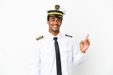 İzole edilmiş beyaz arka plan üzerinde Afrika Amerikan uçak pilotu en iyinin işareti olarak parmağını kaldırıyor ve gösteriyor.
