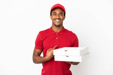 Afro-Amerikalı pizza teslimatçısı, izole edilmiş beyaz duvardan pizza kutuları alıyor.