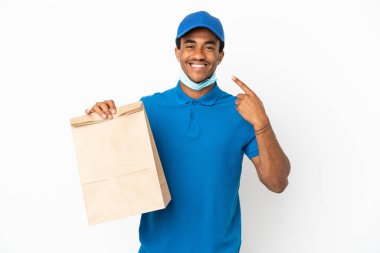 Afro-Amerikalı bir adam beyaz arka planda izole edilmiş bir paket yiyecek alıyor.