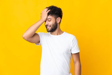 Sarı arka planda izole genç Faslı bir adam bir şey fark etti ve çözüme niyetlendi.