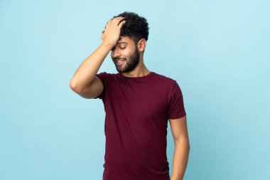 Mavi arka plandaki genç Faslı bir adam bir şey fark etti ve çözüme niyetlendi.