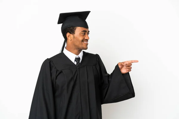 Afroamerikanische Universitätsabsolventen Mann Über Isoliertem Weißen Hintergrund Zeigt Mit Dem — Stockfoto