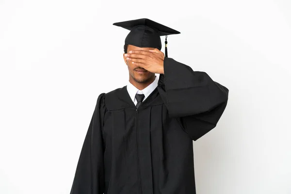 Afroamerikanische Universitätsabsolventen Vor Isoliertem Weißen Hintergrund Der Die Augen Mit — Stockfoto