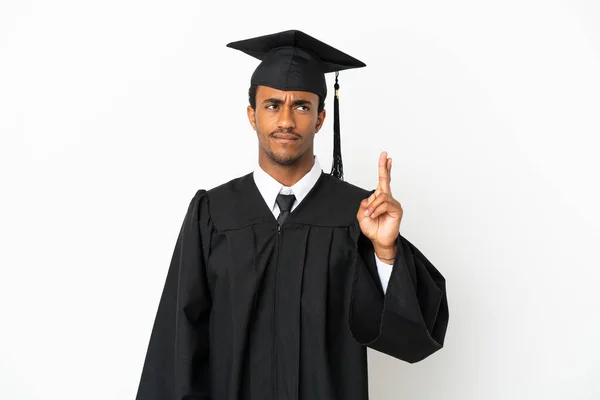 Afroamerikanische Universitätsabsolventen Vor Isoliertem Weißen Hintergrund Mit Daumendrücken Und Besten — Stockfoto