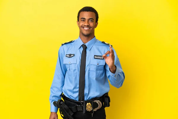Афроамериканський Поліцейський Через Ізольоване Жовте Тло Показує Порядку Знак Пальцями — стокове фото