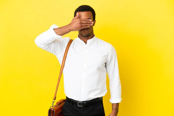 Afrikai Amerikai Üzletember Elszigetelt Sárga Háttér Eltakarja Szemét Kézzel Nem — Stock Fotó