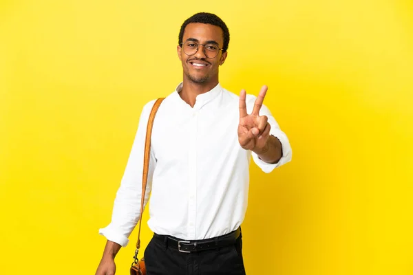 Hombre Negocios Afroamericano Sobre Fondo Amarillo Aislado Sonriendo Mostrando Signo —  Fotos de Stock