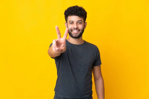 Joven Hombre Marroquí Aislado Sobre Fondo Amarillo Sonriendo Mostrando Signo —  Fotos de Stock
