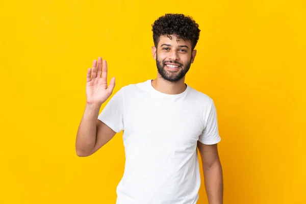 Ung Marockansk Man Isolerad Gul Bakgrund Hälsning Med Handen Med — Stockfoto