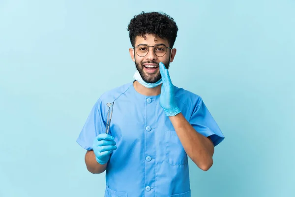 Homem Dentista Marroquino Segurando Ferramentas Isoladas Fundo Azul Com Surpresa — Fotografia de Stock