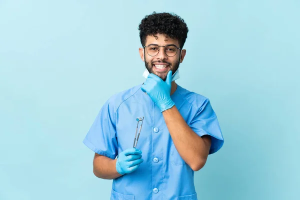 Homem Dentista Marroquino Segurando Ferramentas Isoladas Fundo Azul Feliz Sorridente — Fotografia de Stock