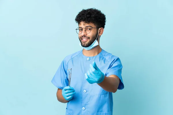 Homem Dentista Marroquino Segurando Ferramentas Isoladas Fundo Azul Fazendo Gesto — Fotografia de Stock