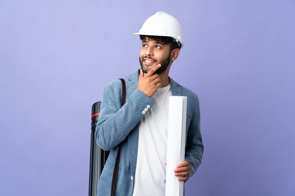 Jovem Arquiteto Marroquino Homem Com Capacete Segurando Plantas Sobre Fundo — Fotografia de Stock