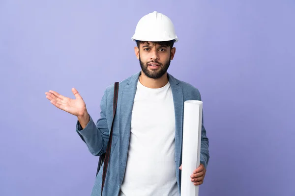 Jovem Arquiteto Marroquino Com Capacete Segurando Plantas Sobre Fundo Isolado — Fotografia de Stock