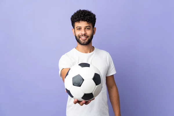 Молодой Марокканский Человек Изолирован Фиолетовом Фоне Футбольным Мячом — стоковое фото