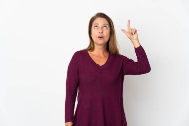 Orta yaşlı Brezilyalı bir kadın beyaz arka planda izole edilmiş.