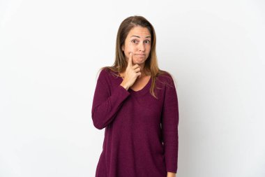 Orta yaşlı Brezilyalı kadın beyaz arka planda soyutlanmış ve düşünüyor