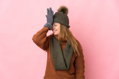 Pembe arka planda izole edilmiş orta yaşlı kadın bir şey fark etti ve çözüme niyetlendi.