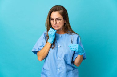 Orta yaşlı Brezilyalı dişçi kadının izole edilmiş bir geçmişi var. Şüpheleri var.