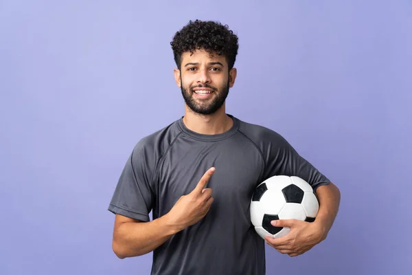 Красивый Марокканский Молодой Футболист Изолированный Фиолетовом Фоне Неожиданным Выражением Лица — стоковое фото