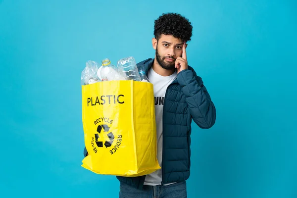 Joven Hombre Marroquí Sosteniendo Una Bolsa Llena Botellas Plástico Para —  Fotos de Stock