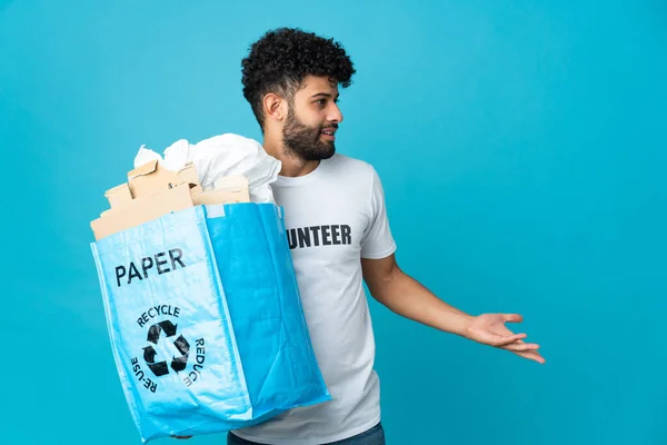 Joven Hombre Marroquí Sosteniendo Una Bolsa Reciclaje Llena Papel Para —  Fotos de Stock