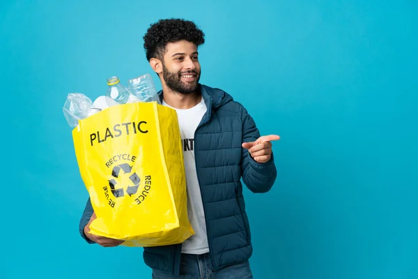 Joven Marroquí Sosteniendo Una Bolsa Llena Botellas Plástico Para Reciclar —  Fotos de Stock