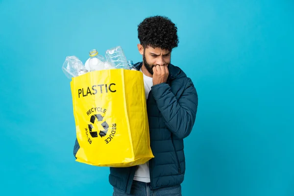 Jovem Marroquino Segurando Saco Cheio Garrafas Plástico Para Reciclar Sobre — Fotografia de Stock