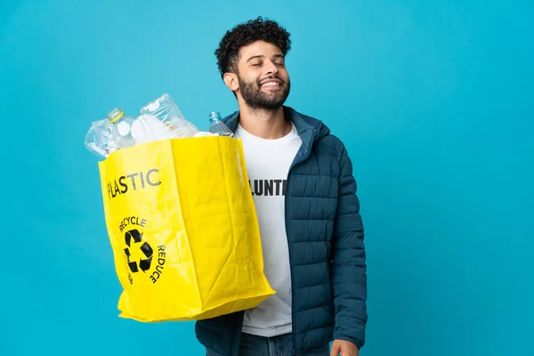 Joven Hombre Marroquí Sosteniendo Una Bolsa Llena Botellas Plástico Para —  Fotos de Stock