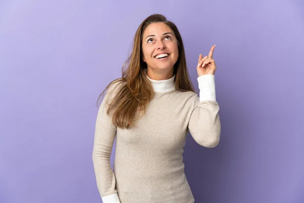 Mujer Brasileña Mediana Edad Aislada Sobre Fondo Púrpura Apuntando Hacia — Foto de Stock