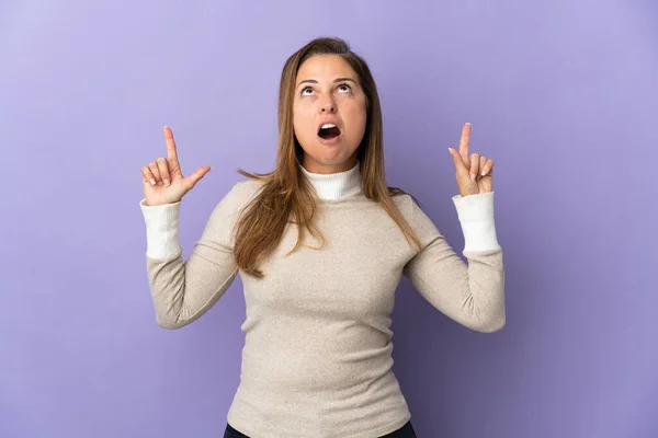 Mujer Brasileña Mediana Edad Aislada Sobre Fondo Púrpura Sorprendida Señalando — Foto de Stock