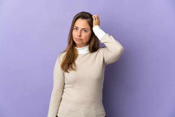 Mujer Brasileña Mediana Edad Aislada Sobre Fondo Púrpura Con Expresión — Foto de Stock