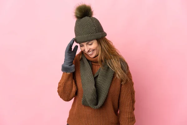 Mulher Meia Idade Com Chapéu Inverno Isolado Fundo Rosa Rindo — Fotografia de Stock