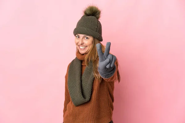 Donna Mezza Età Con Cappello Invernale Isolato Sfondo Rosa Sorridente — Foto Stock