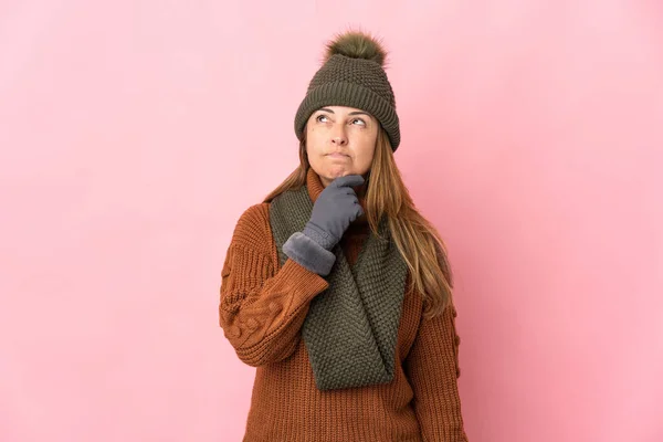 Mulher Meia Idade Com Chapéu Inverno Isolado Fundo Rosa Olhando — Fotografia de Stock